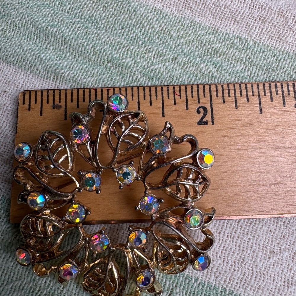 Vintage Unsigned Gold Tone Brooch Pin Aurora Borealis Rhinestone Wreath - Picture 6 of 6